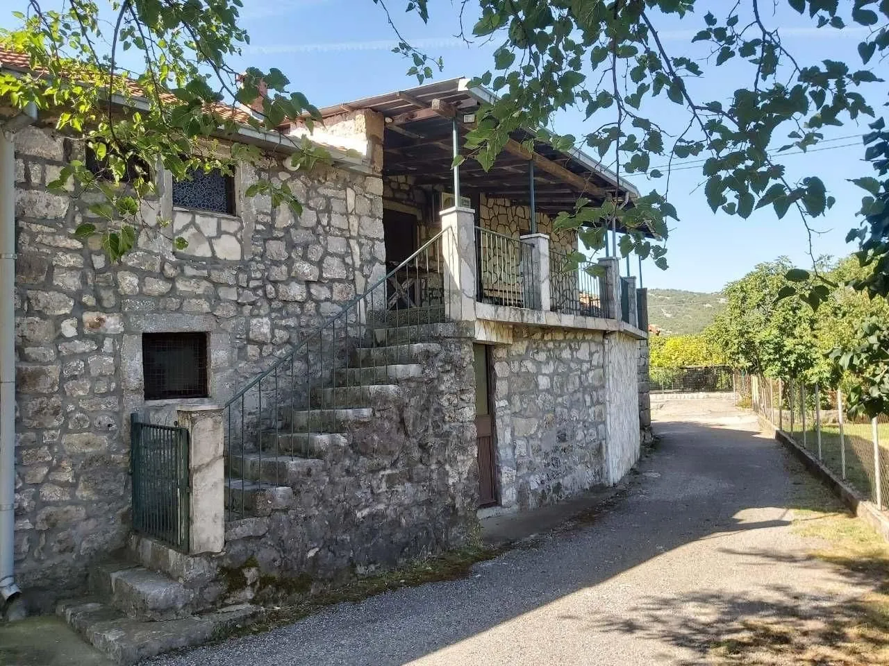 Tradicionalna kamena kuća sa vanjskim stepeništem.