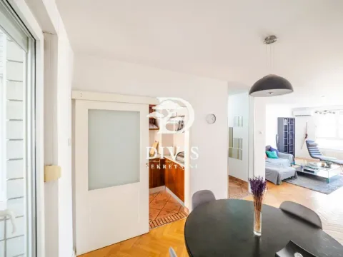 Pogled iz trpezarije prema dnevnoj sobi i kuhinji sa kliznim vratima. - image 14