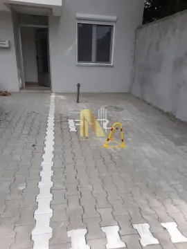 Popločano dvorište sa parking mestom ispred zgrade. - image 22