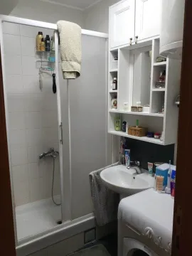 Malo kupatilo sa tuš kabinom i veš mašinom. - image 13