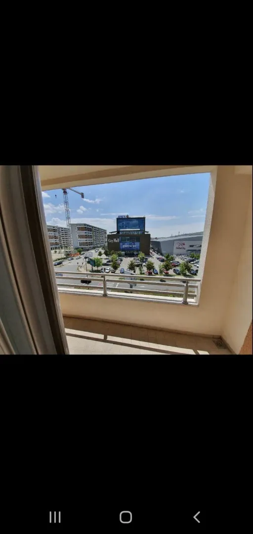 Pogled sa terase na okolinu i tržne centre u Podgorici.