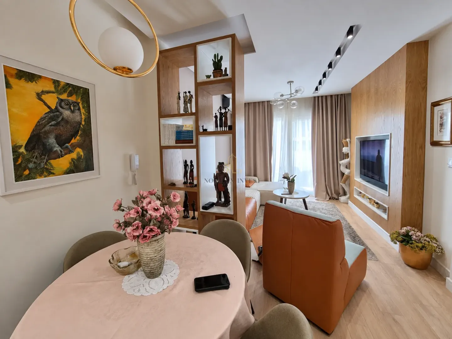 Dnevni boravak sa trpezarijskim stolom i modernim namještajem.