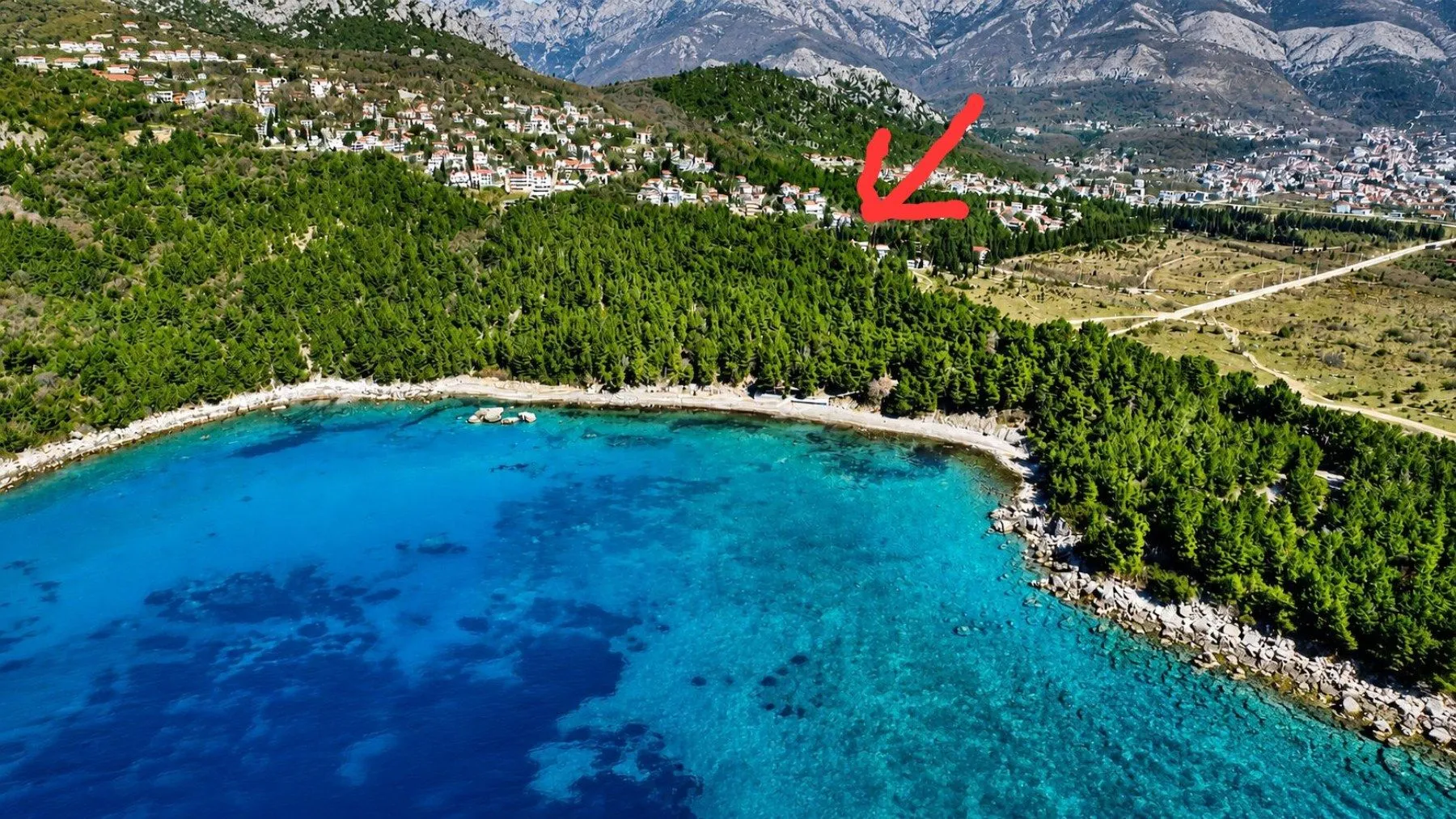 Pogled iz vazduha na obalu mora i naselje.