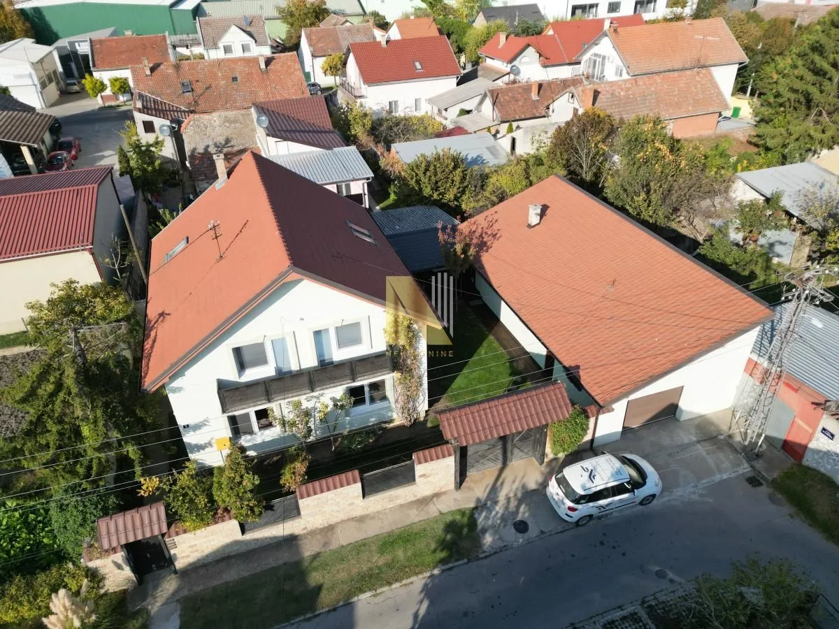 Pogled iz vazduha na kuću sa dvorištem i okruženjem.