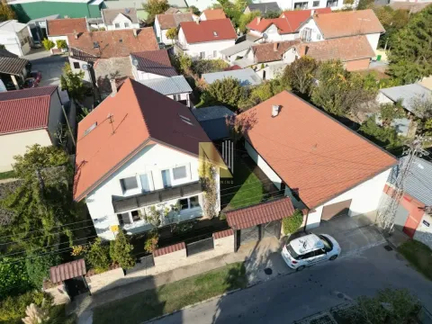 Pogled iz vazduha na kuću sa dvorištem i okruženjem. - image 3