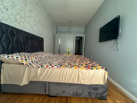 Namještena spavaća soba sa bračnim krevetom, plakarom i zidnim televizorom. - image 7
