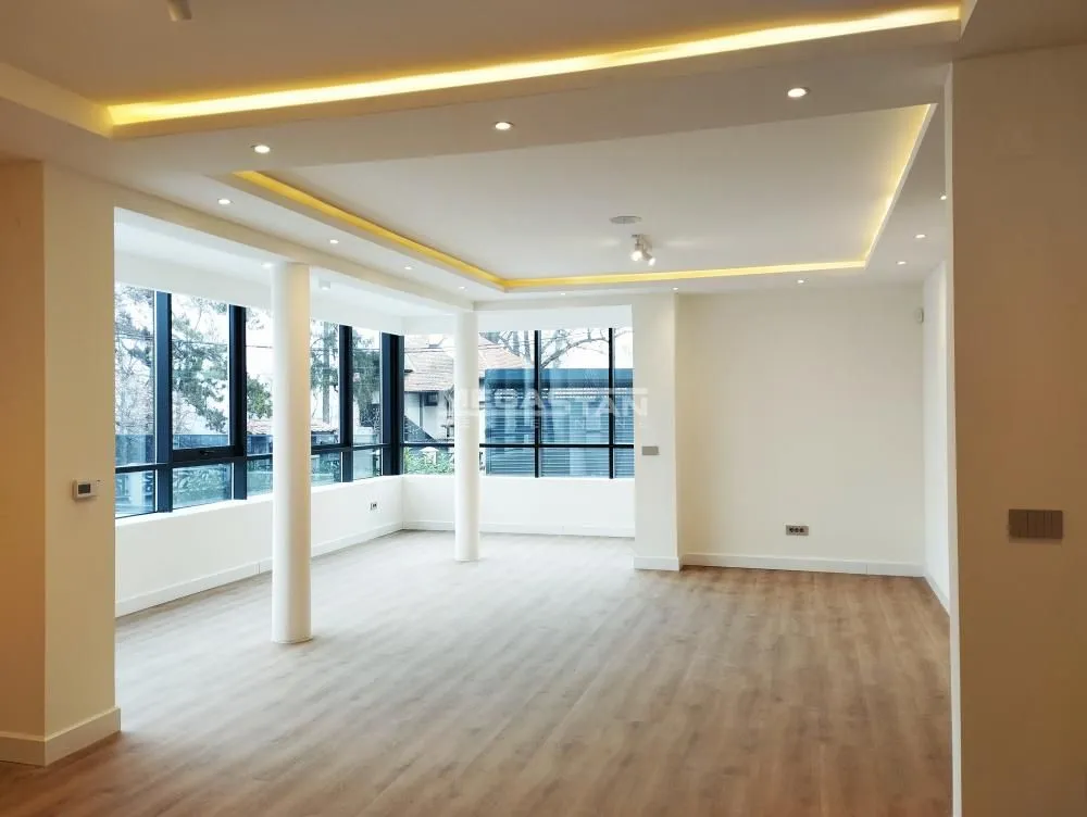 Izdavanje, četvorosoban stan, 156m², Senjak, Beograd