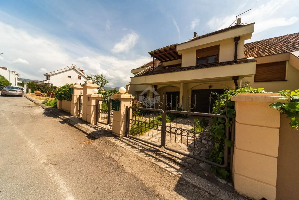 Rent, house, 280m², Gorica C, Podgorica