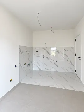 Nezavršena kuhinja sa keramičkim pločicama i pripremljenim instalacijama. - image 4