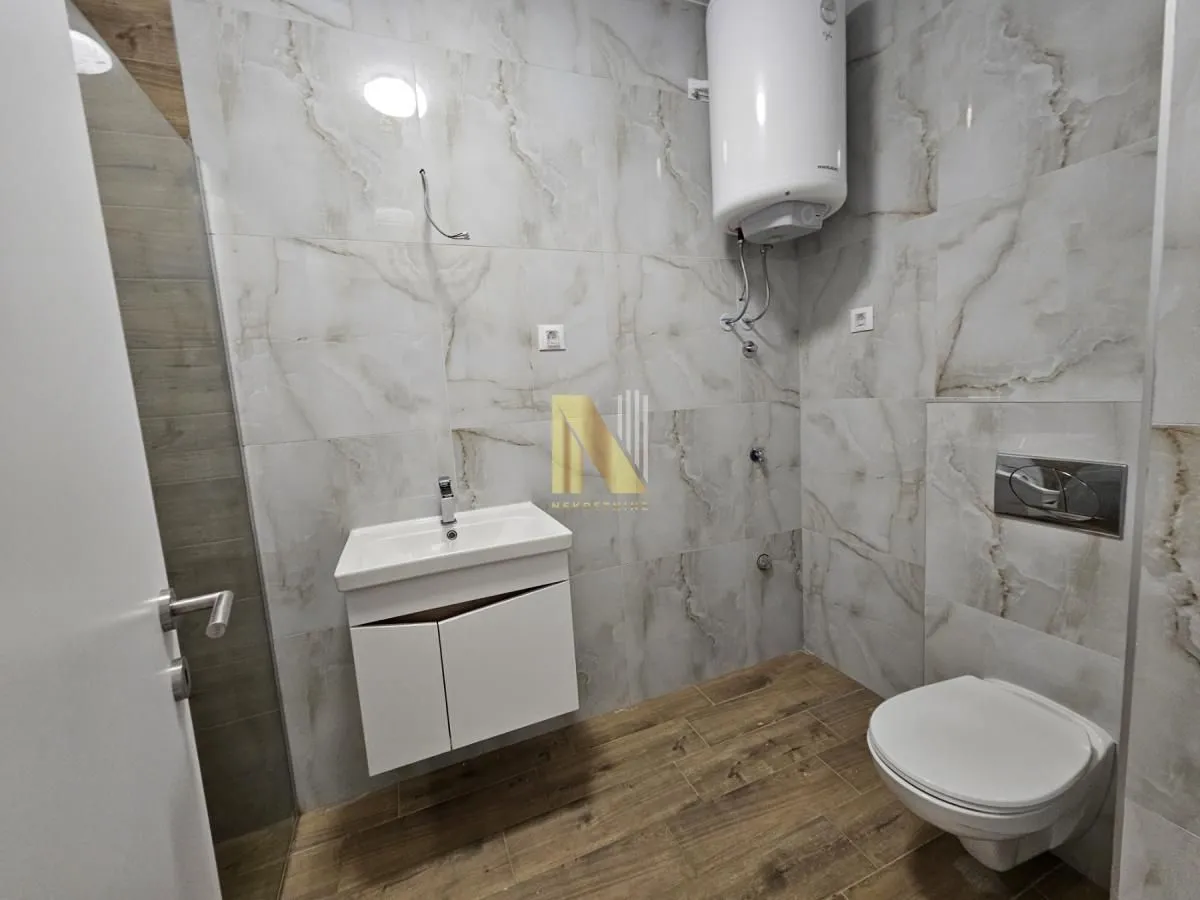 Novoopremljeno kupatilo sa umivaonikom, WC šoljom i bojlerom.