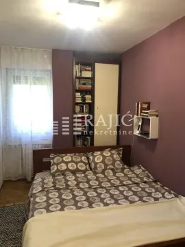Nameštena spavaća soba sa bračnim krevetom, garderoberom i policama za knjige. - image 6