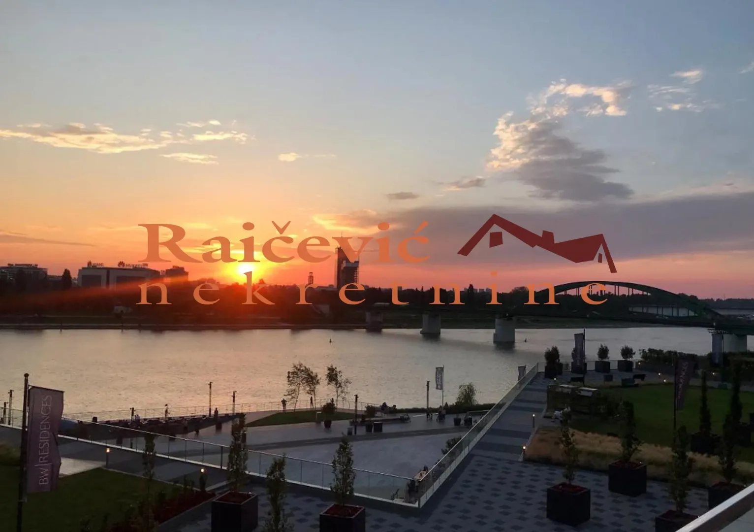 Pogled sa nekretnine na reku i zalazak sunca.