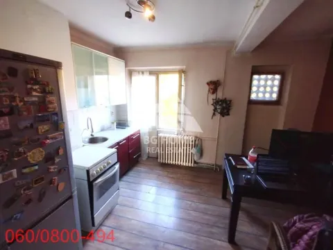 Kuhinja opremljena kuhinjskim elementima, šporetom i frižiderom sa trpezarijskim delom. - image 6