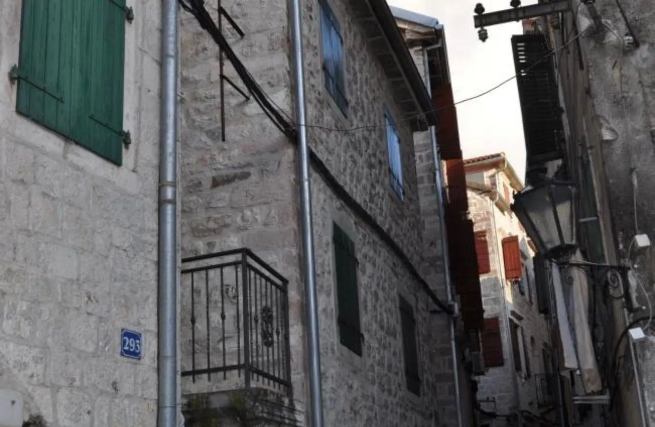 Izdavanje, jednosoban stan, 40m², Stari Grad Kotor, Kotor