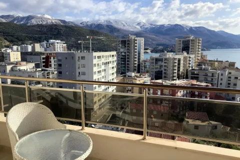Pogled sa terase na grad i planine u pozadini. - image 7