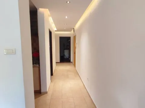 Izdavanje, poslovni prostor, 80m², Blok 5, Podgorica - image 4