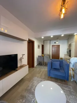 Dnevni boravak sa garniturom, televizorom i trpezarijom u pozadini. - image 6