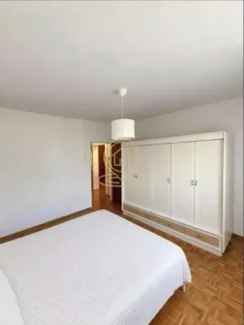 Spavaća soba sa bračnim krevetom i velikim belim garderoberom. - image 10