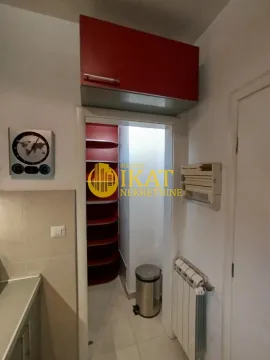 Pogled na deo kuhinje sa prolazom i ugrađenim elementima. - image 8