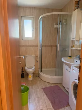 Manje kupatilo sa tuš kabinom, umivaonikom, toaletom i veš mašinom. - image 3