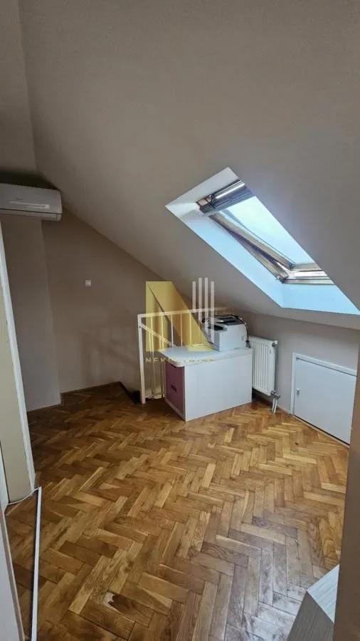 Potkrovlje sa parketom i krovnim prozorom.