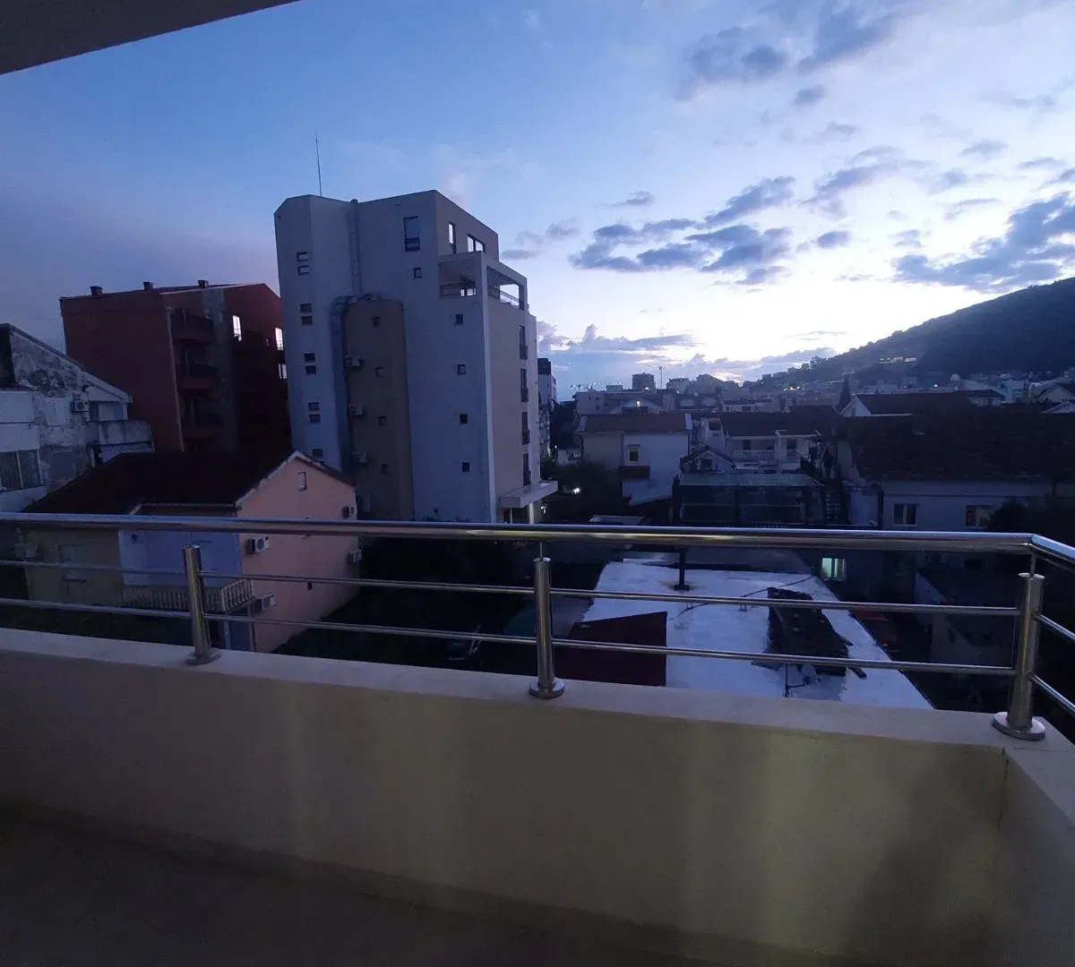 Izdavanje, jednosoban stan, 45m², Mainski Put, Budva
