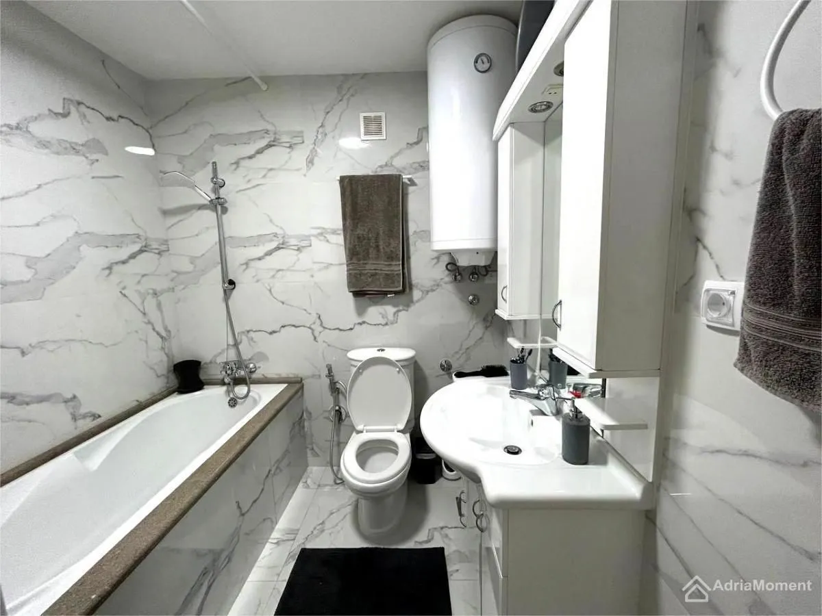 Prodaja, dvosoban stan, 83m², Kalimanj, Tivat