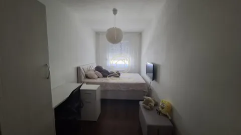 Dečja soba sa krevetom, radnim stolom i televizorom. - image 8