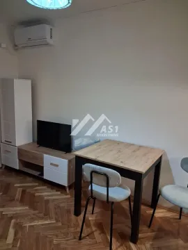Manji dnevni boravak sa garniturom za sedenje, televizorom i klima uređajem. - image 2