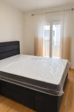 Namještena spavaća soba sa bračnim krevetom i izlazom na balkon. - image 3