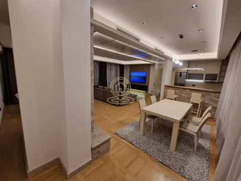 Prostrani otvoreni prostor koji obuhvata dnevni boravak, trpezariju i kuhinju. - image 17