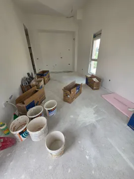 Prazna prostorija u izgradnji sa građevinskim materijalom i kutijama na podu. - image 9