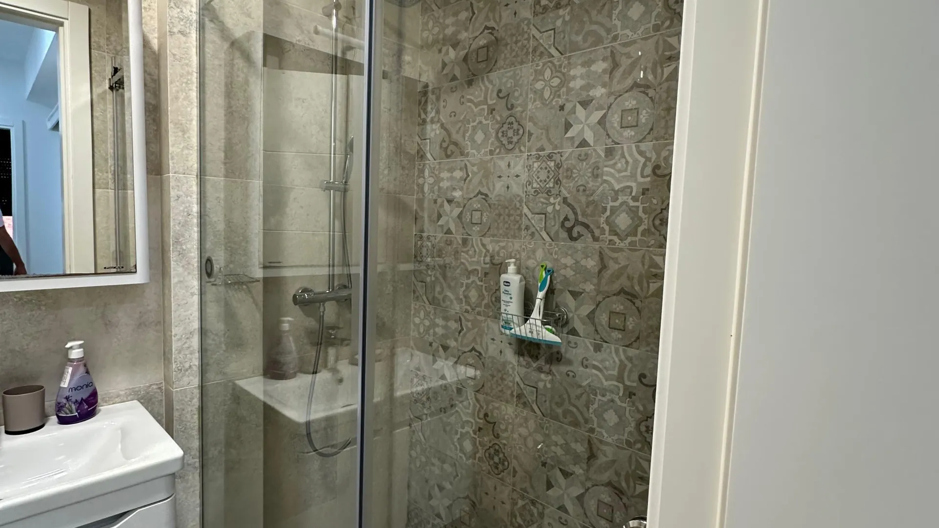 Izdavanje, dvosoban stan, 70m², Kalimanj, Tivat