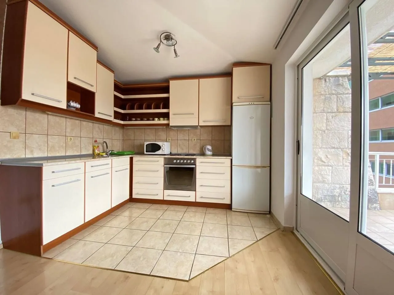 Izdavanje, dvosoban stan, 80m², Gospoština, Budva