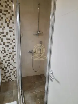 Pogled na tuš kabinu u kupatilu sa popločanim zidovima. - image 6
