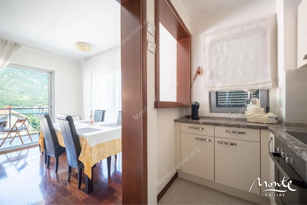 Prodaja, dvosoban stan, 81m², Dobrota, Kotor