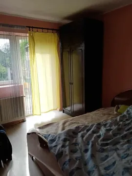 Spavaća soba sa krevetom, ormanom i izlazom na balkon. - image 14
