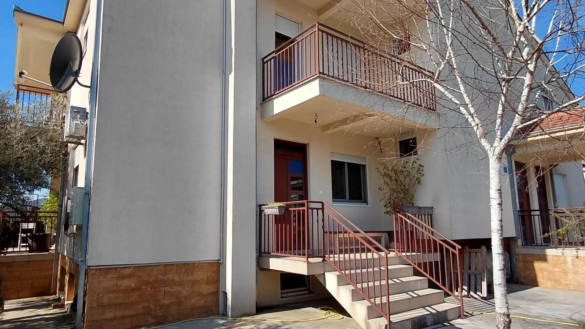 Izdavanje, kuća, 220m², Tološi, Podgorica