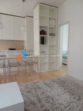 Dnevni boravak sa trpezarijom i otvorenim prolazom ka kuhinji. - image 6