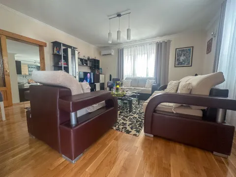 Prostrana i namještena dnevna soba sa garniturom i drvenim podom. - image 12