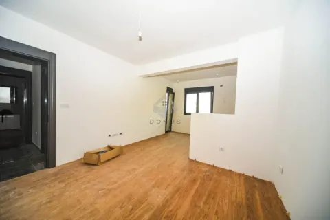 Prazna soba sa drvenim podom i bijelim zidovima. - image 7