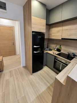 Moderna kuhinja sa ugradnim elementima i crnim frižiderom u enterijeru. - image 4