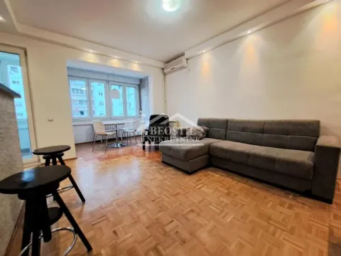 Prostrana dnevna soba sa garniturom i trpezarijskim delom u pozadini. - image 6