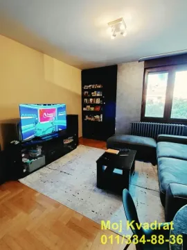 Dnevna soba sa garniturom, televizorom i trpezarijskim stolom. - image 2