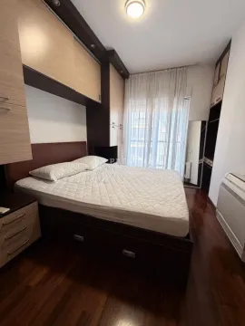 Namještena spavaća soba sa bračnim krevetom i ugradnim plakarima. - image 7