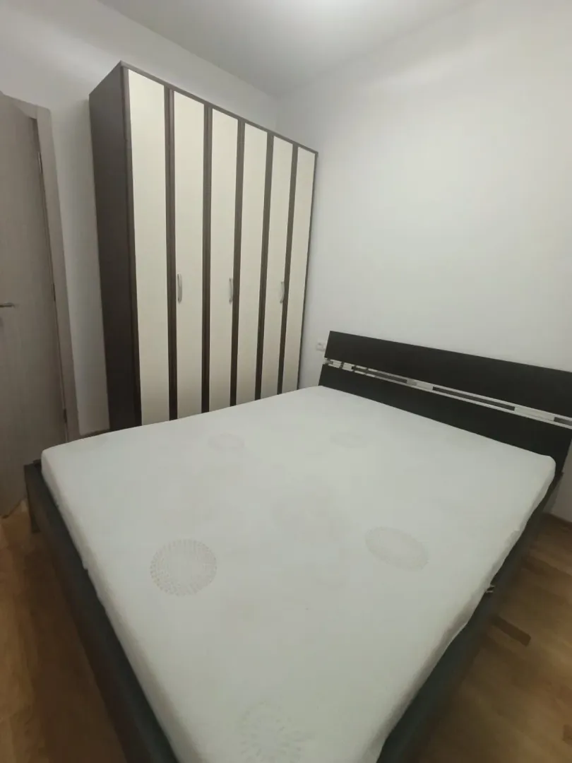 Spavaća soba sa bračnim krevetom i garderoberom.