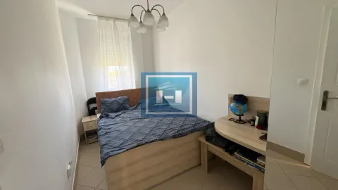 Manja spavaća soba sa bračnim krevetom i radnim stolom. - image 7