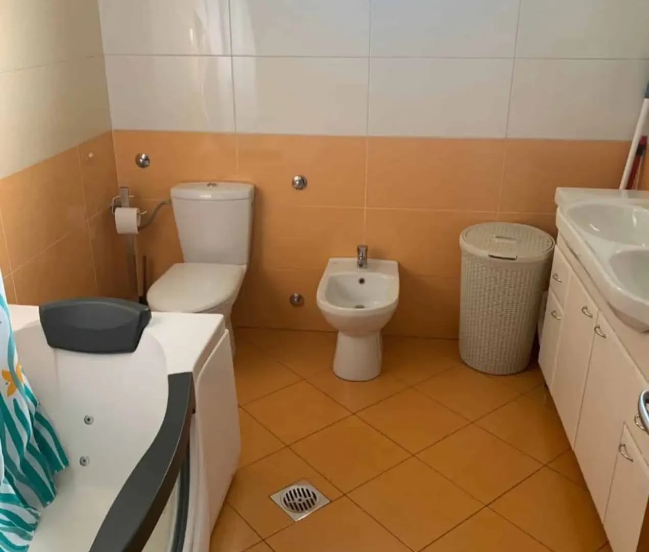 Izdavanje, kuća, 240m², Donja Gorica, Podgorica