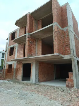 Spoljašnji izgled stambene zgrade u izgradnji sa opekom i betonskom konstrukcijom. - image 7