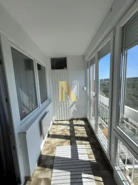 Zastakljeni balkon sa podnim pločicama i prozorima duž celog zida. - image 6